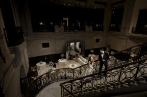 Timeless and chic Cincinnati art museum wedding